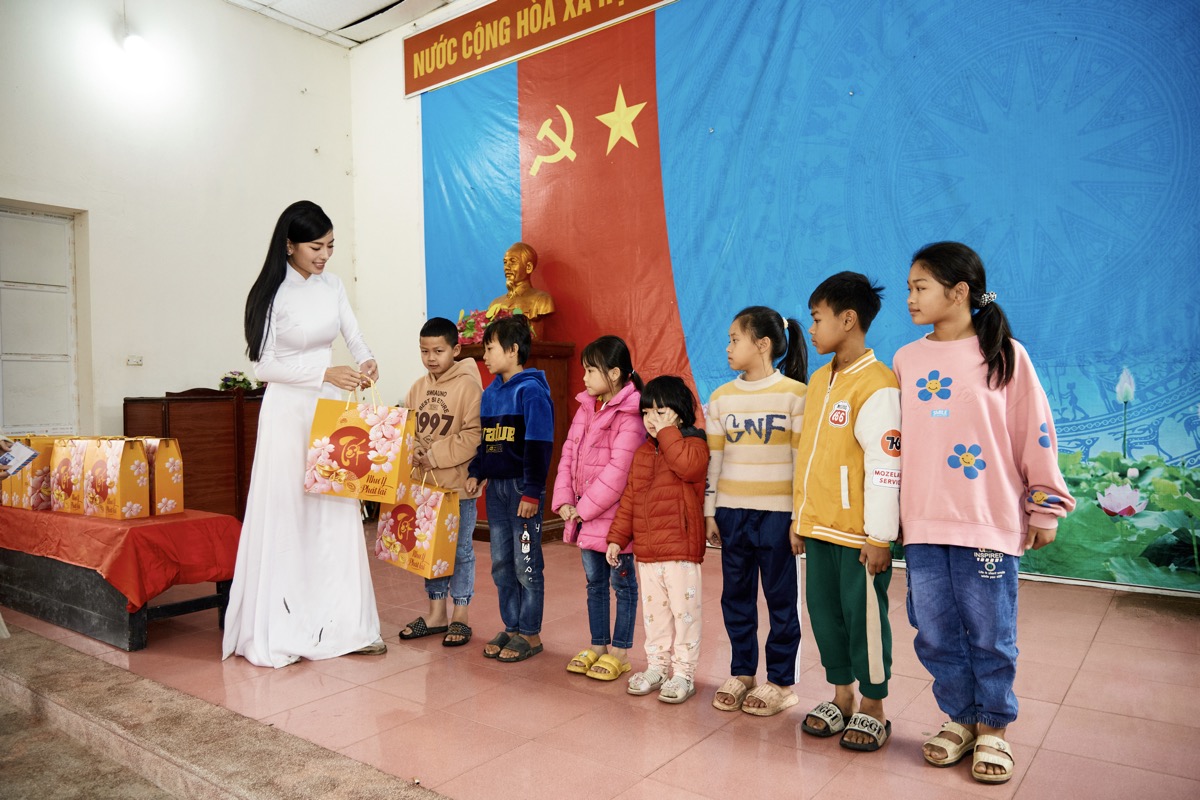 Hoàng Nhung Tân Á hậu
