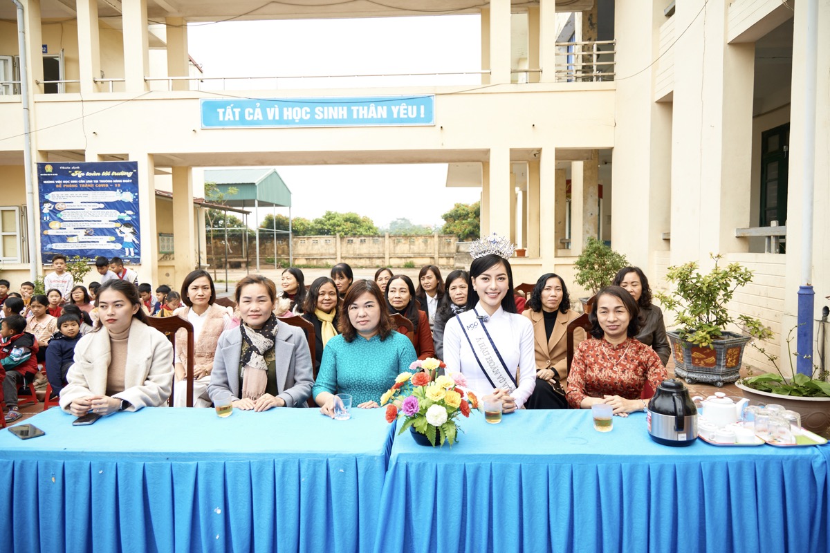 Hoàng Nhung Tân Á hậu