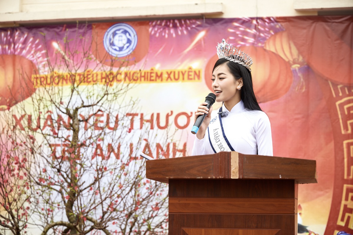 Á hậu Hoàng Nhung trao tặng 31 phần học bổng và 10 phần quà cho trẻ em mồ cô, gia đình có hoàn cảnh khó khăn