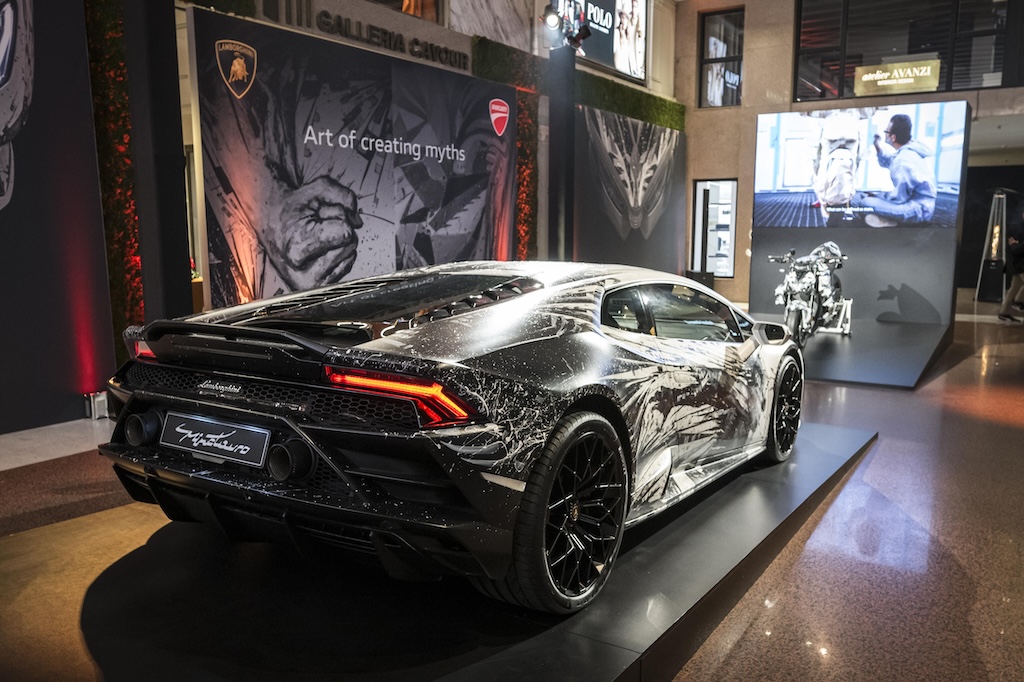 Sở hữu cặp đôi Ducati Streetfighter V4 Lamborghini - Huracan EVO chưa đủ, đại gia còn phải thuê hoạ sĩ nổi tiếng vẽ tranh lên!