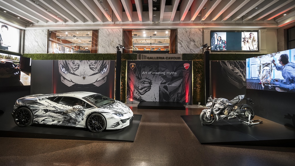 Sở hữu cặp đôi Ducati Streetfighter V4 Lamborghini - Huracan EVO chưa đủ, đại gia còn phải thuê hoạ sĩ nổi tiếng vẽ tranh lên!