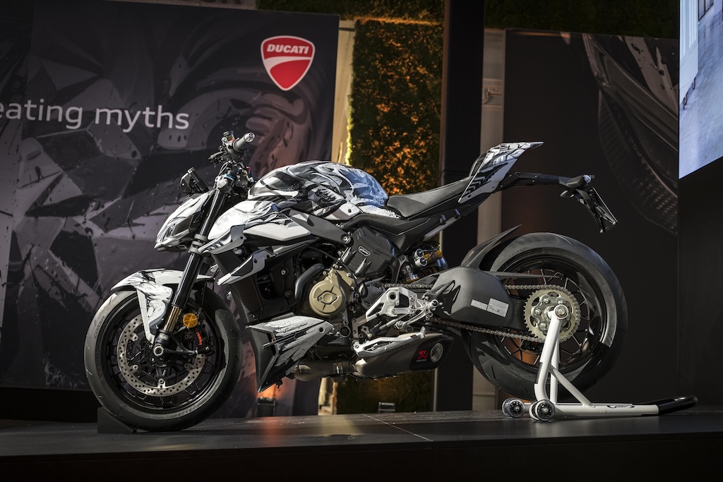 Sở hữu cặp đôi Ducati Streetfighter V4 Lamborghini - Huracan EVO chưa đủ, đại gia còn phải thuê hoạ sĩ nổi tiếng vẽ tranh lên!