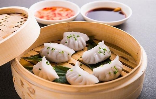 Những món ăn cầu may nhất định phải có  trên mâm cỗ Tết của các nước