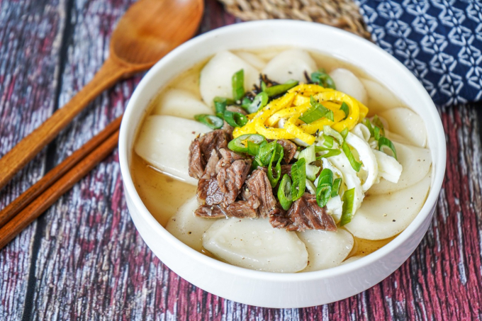 Những món ăn cầu may nhất định phải có  trên mâm cỗ Tết của các nước