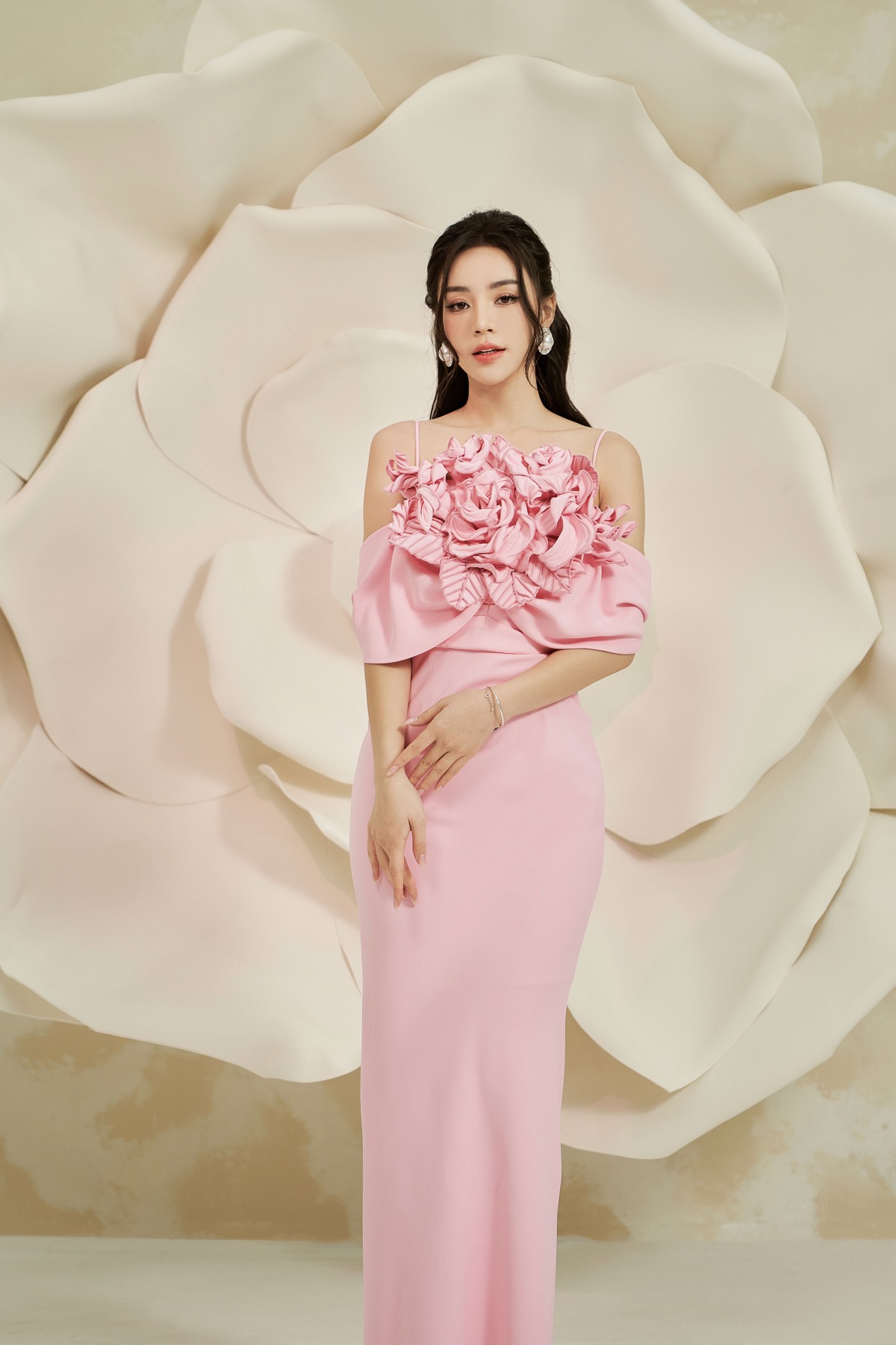 Diễn viên Quỳnh Kool thanh lịch và ngọt ngào với váy của SIXDO