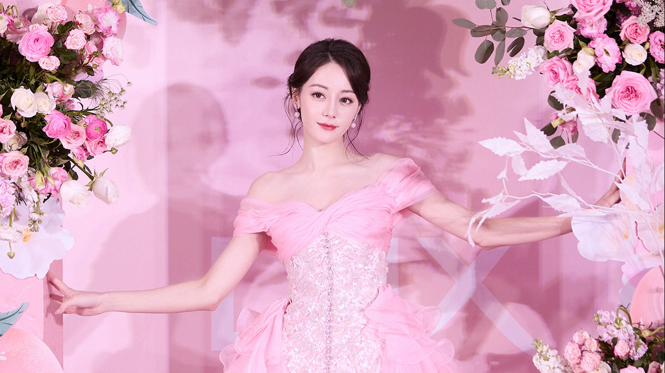 Địch Lệ Nhiệt Ba liên tục diện haute couture trong năm 2024