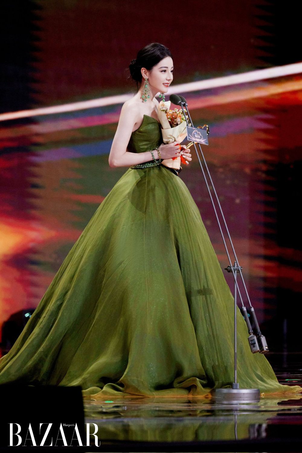 Địch Lệ Nhiệt Ba liên tục diện haute couture trong năm 2024