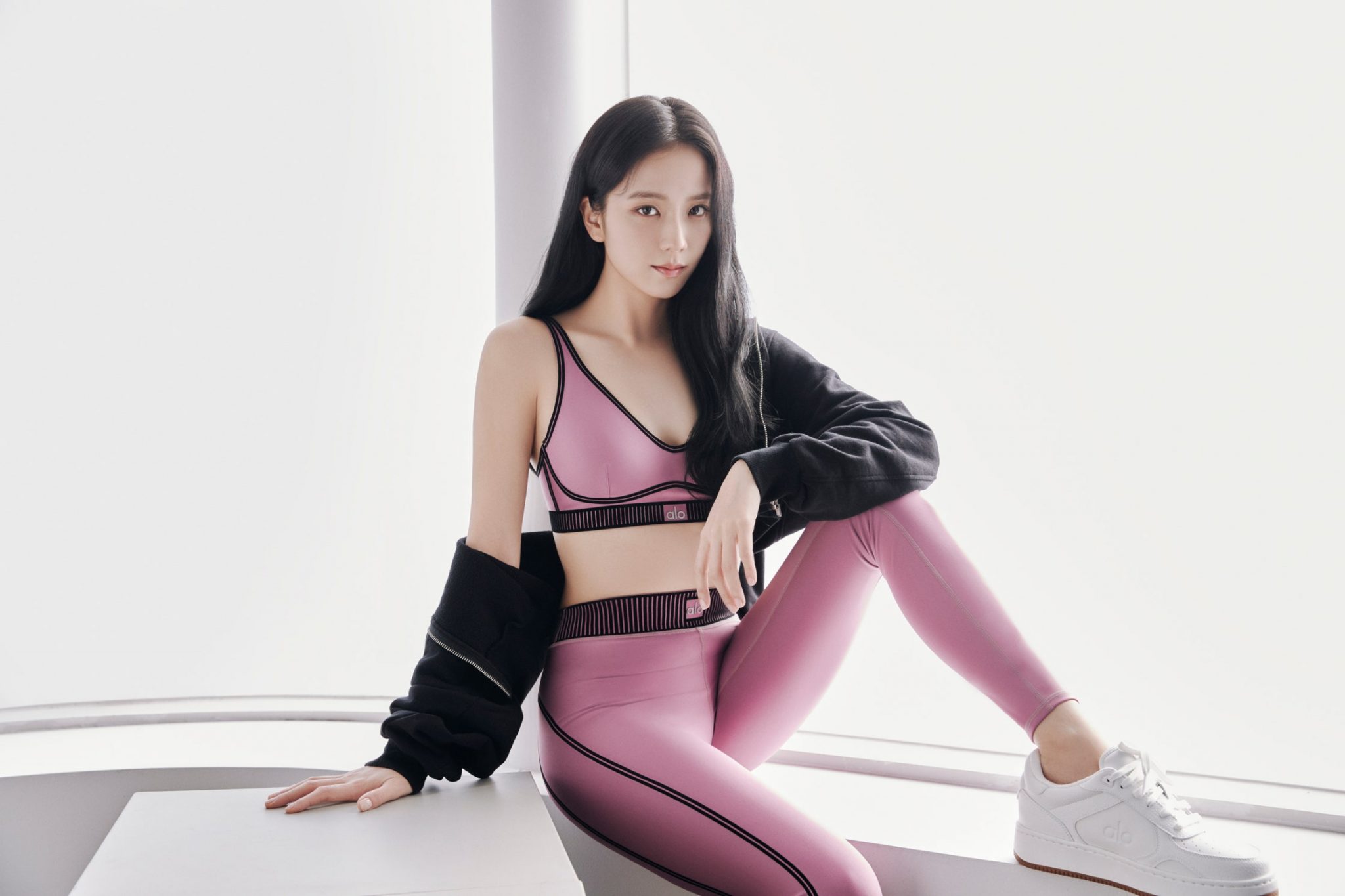 Jisoo (BLACKPINK) khẳng định vị thế fashionista khi hoạt động Solo