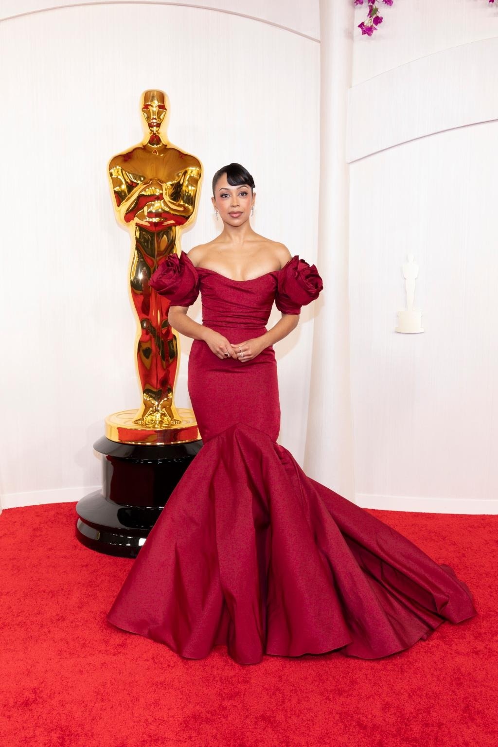 Đi giày cao 20cm, nữ diễn viên bị trượt ngã trên thảm đỏ Oscar 2024