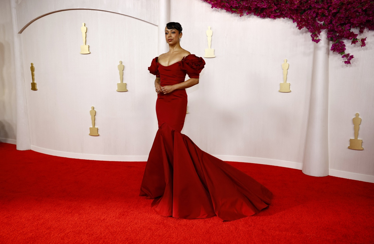 Đi giày cao 20cm, nữ diễn viên bị trượt ngã trên thảm đỏ Oscar 2024