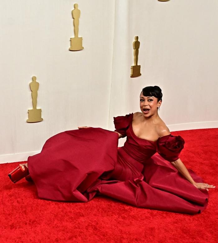 Đi giày cao 20cm, nữ diễn viên bị trượt ngã trên thảm đỏ Oscar 2024
