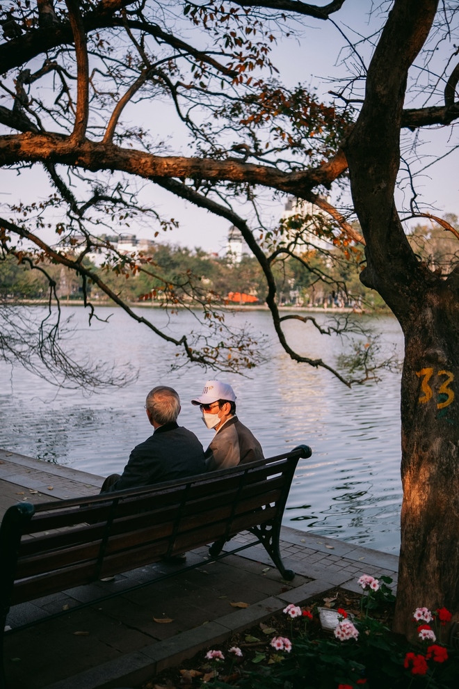 Chẳng ngờ sau một đêm ngủ say mà Hà Nội đã khoác màu áo mới