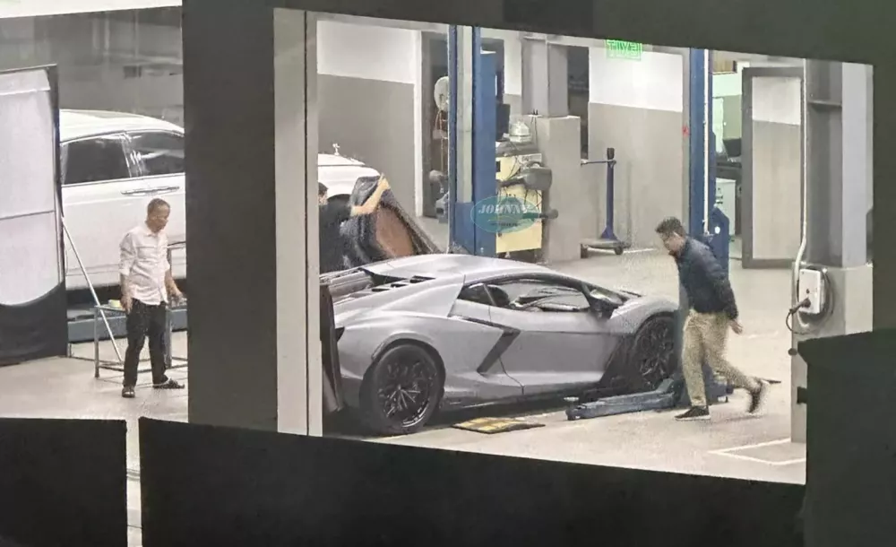 Siêu xe hybrid đầu tiên của Lamborghini lộ ảnh đã về Việt Nam, Minh "Nhựa" phấn khởi hẳn ra