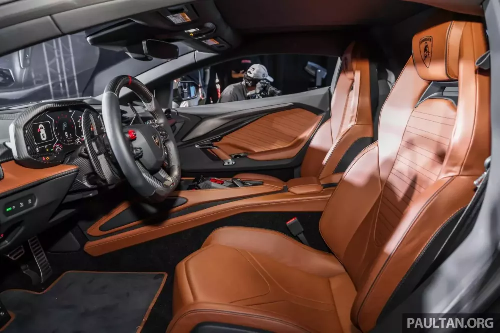 Siêu xe hybrid đầu tiên của Lamborghini lộ ảnh đã về Việt Nam, Minh "Nhựa" phấn khởi hẳn ra