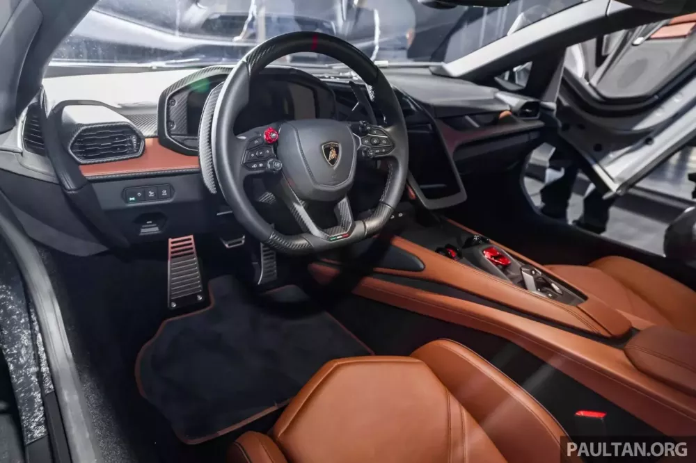Siêu xe hybrid đầu tiên của Lamborghini lộ ảnh đã về Việt Nam, Minh "Nhựa" phấn khởi hẳn ra