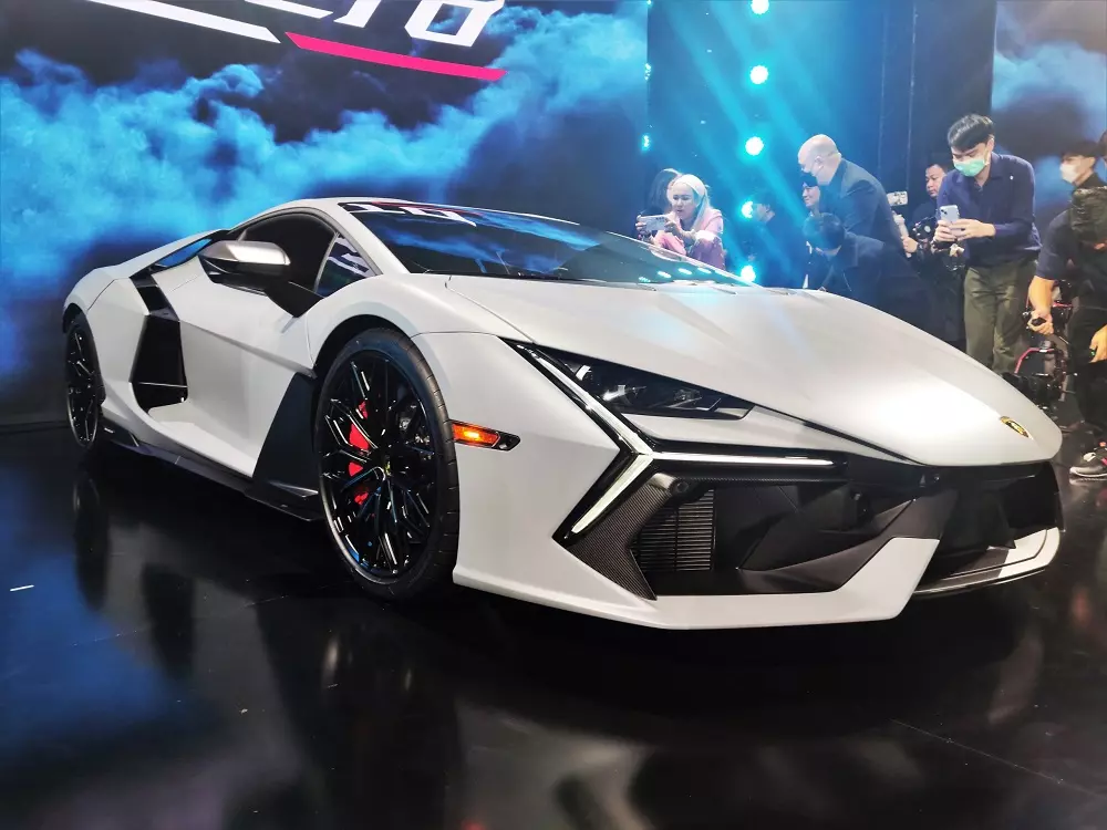 Siêu xe hybrid đầu tiên của Lamborghini lộ ảnh đã về Việt Nam, Minh "Nhựa" phấn khởi hẳn ra