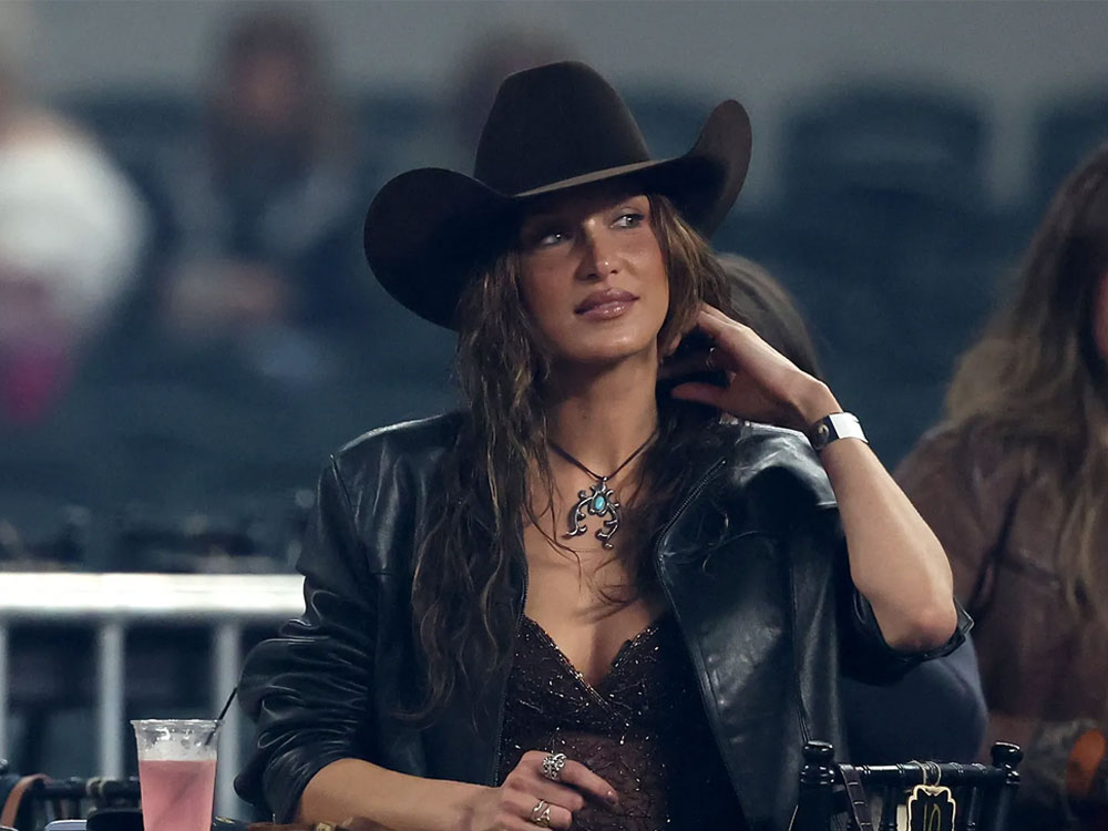 Bella Hadid lăng-xê phong cách cao bồi, lan tỏa tình yêu với ngựa