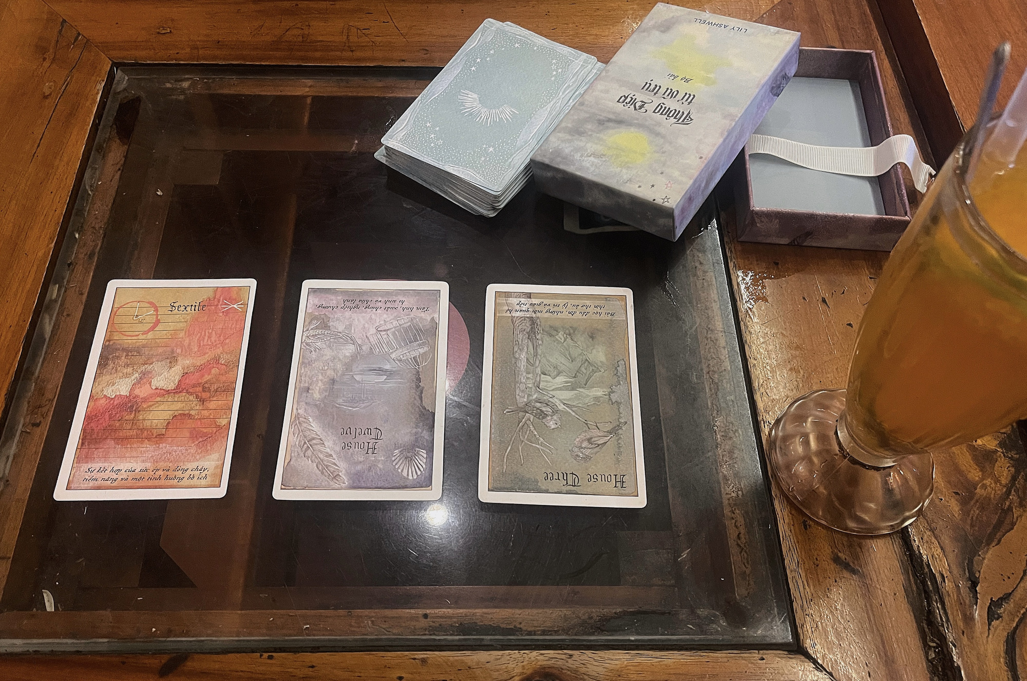 Xem tarot tại quán cafe
