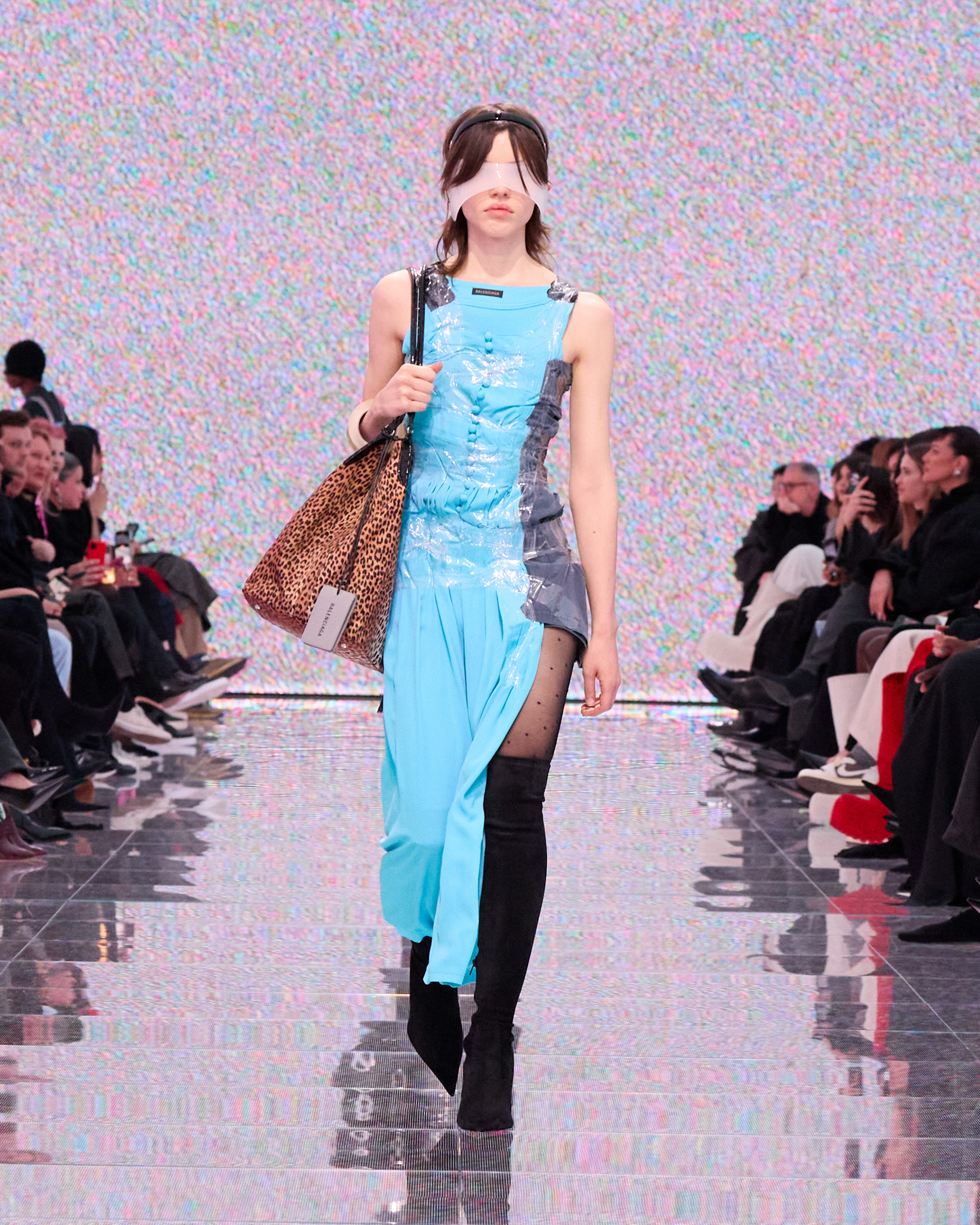 Vòng tay cuộn băng dính của Balenciaga có đáng 81 triệu đồng?