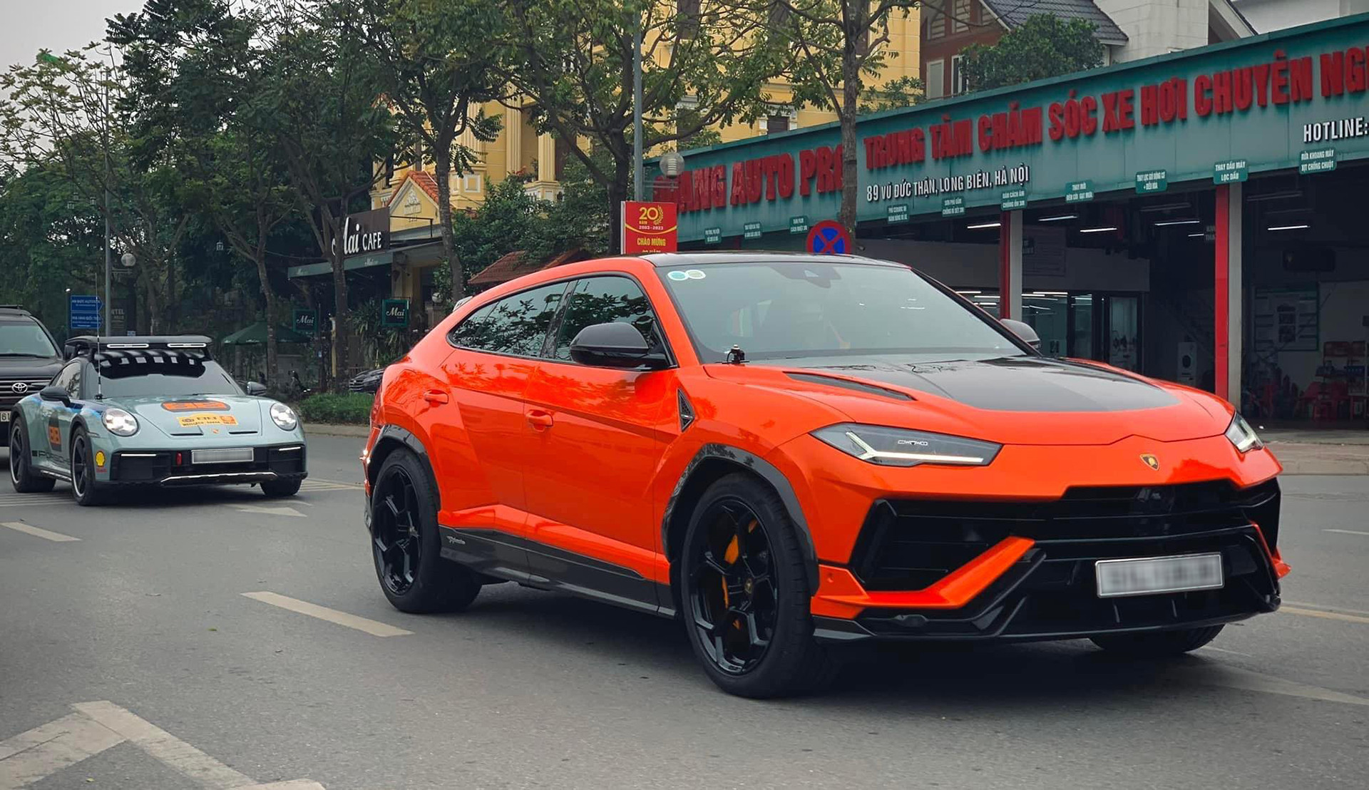 Đại gia Sài Gòn mang dàn xe hơn 45 tỷ đi phượt Tây Bắc, có Porsche 911 Dakar