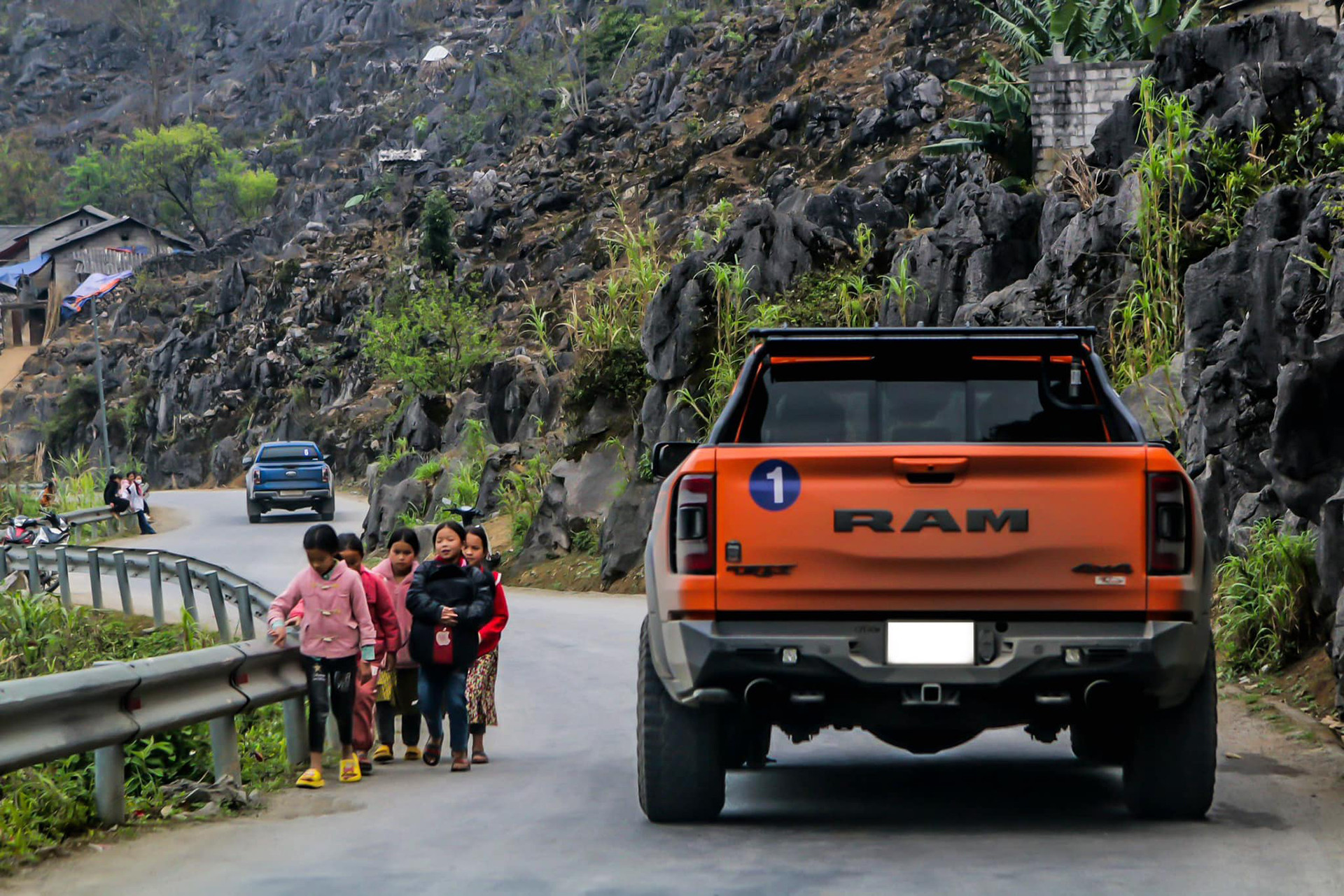 Đại gia Sài Gòn mang dàn xe hơn 45 tỷ đi phượt Tây Bắc, có Porsche 911 Dakar