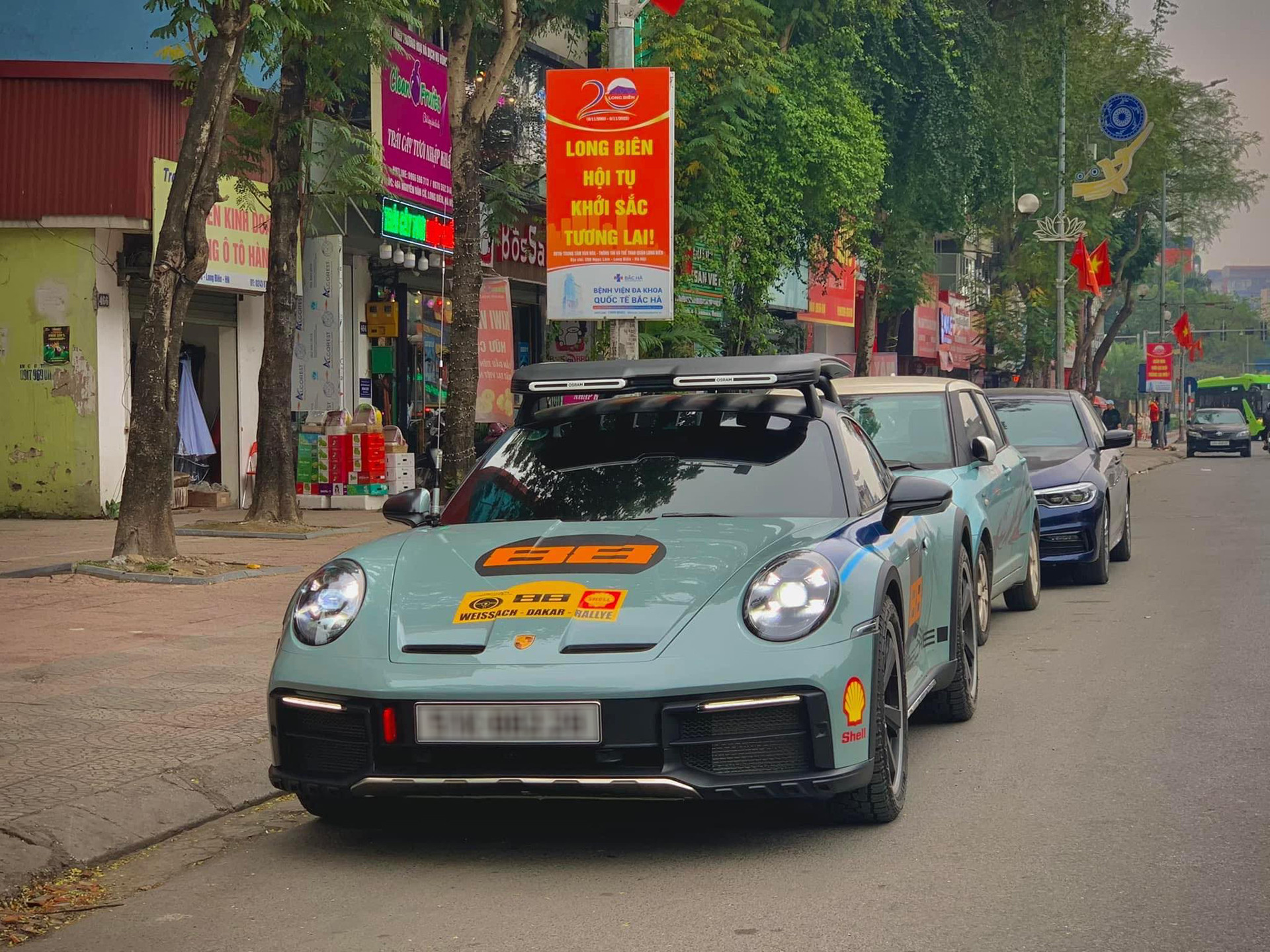 Đại gia Sài Gòn mang dàn xe hơn 45 tỷ đi phượt Tây Bắc, có Porsche 911 Dakar