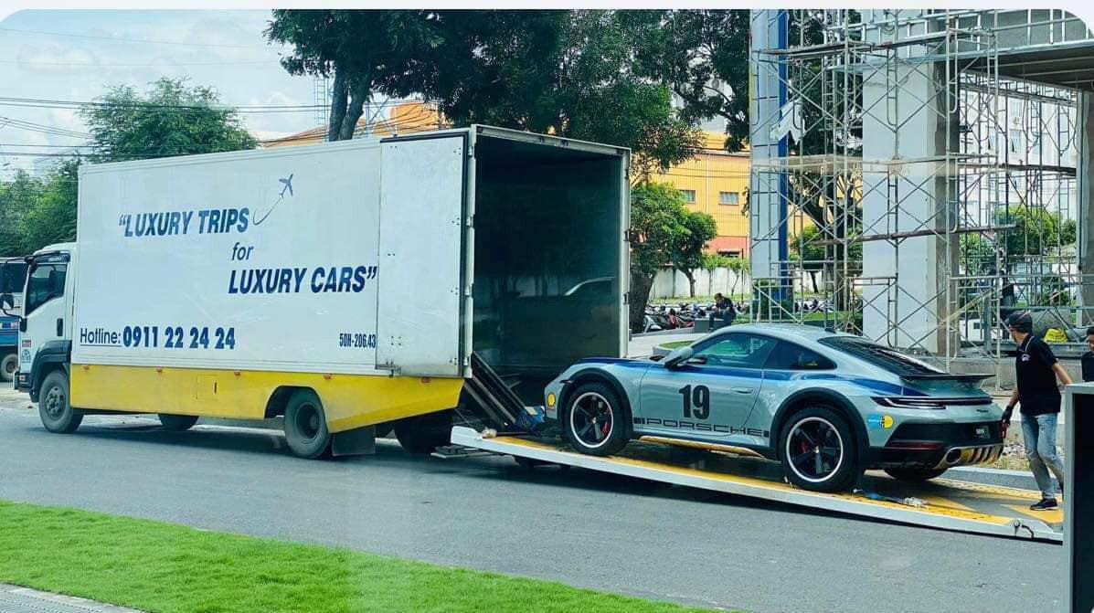 Đại gia Sài Gòn mang dàn xe hơn 45 tỷ đi phượt Tây Bắc, có Porsche 911 Dakar
