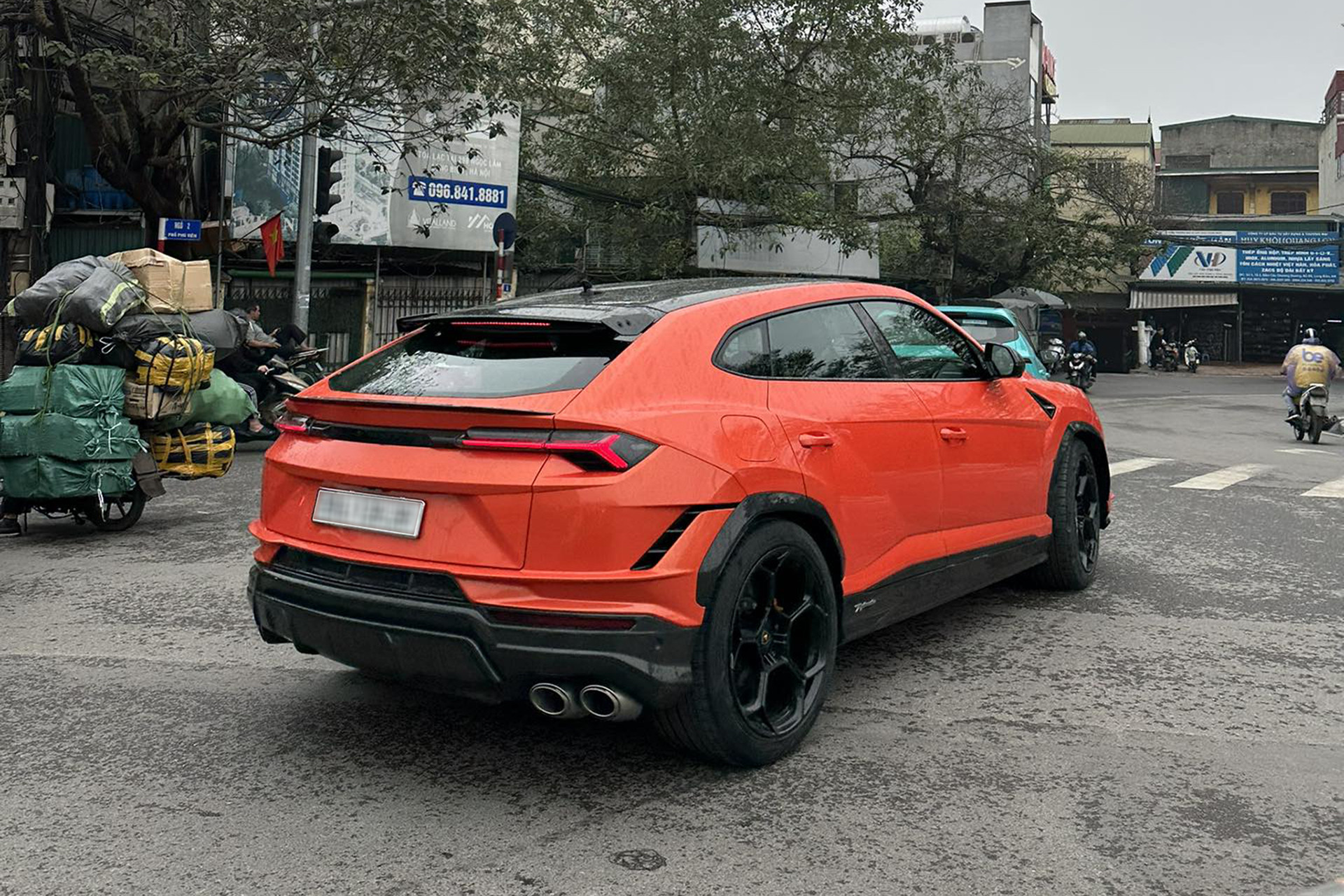 Đại gia Sài Gòn mang dàn xe hơn 45 tỷ đi phượt Tây Bắc, có Porsche 911 Dakar