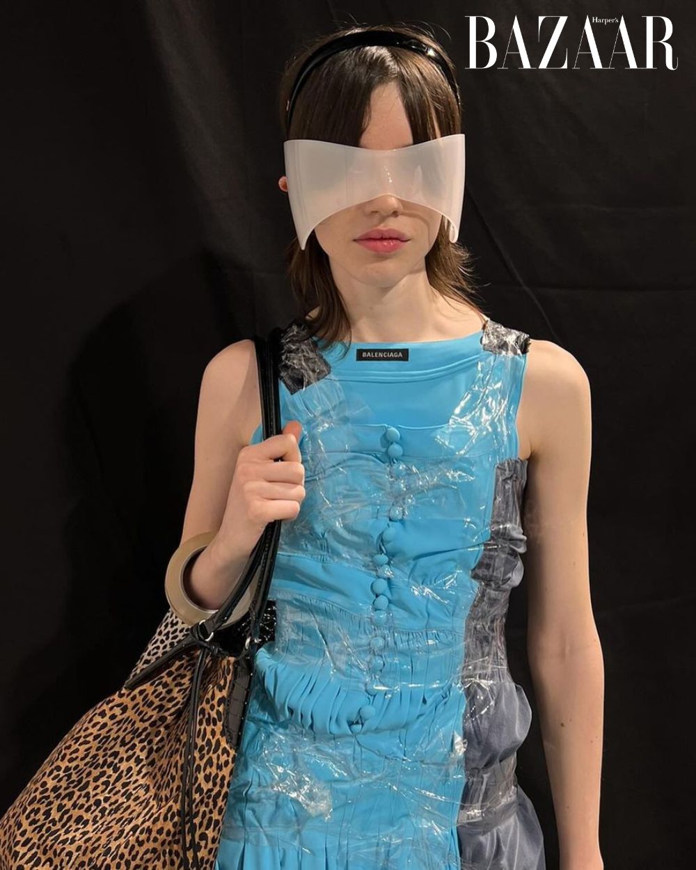 Vòng tay cuộn băng dính của Balenciaga có đáng 81 triệu đồng?