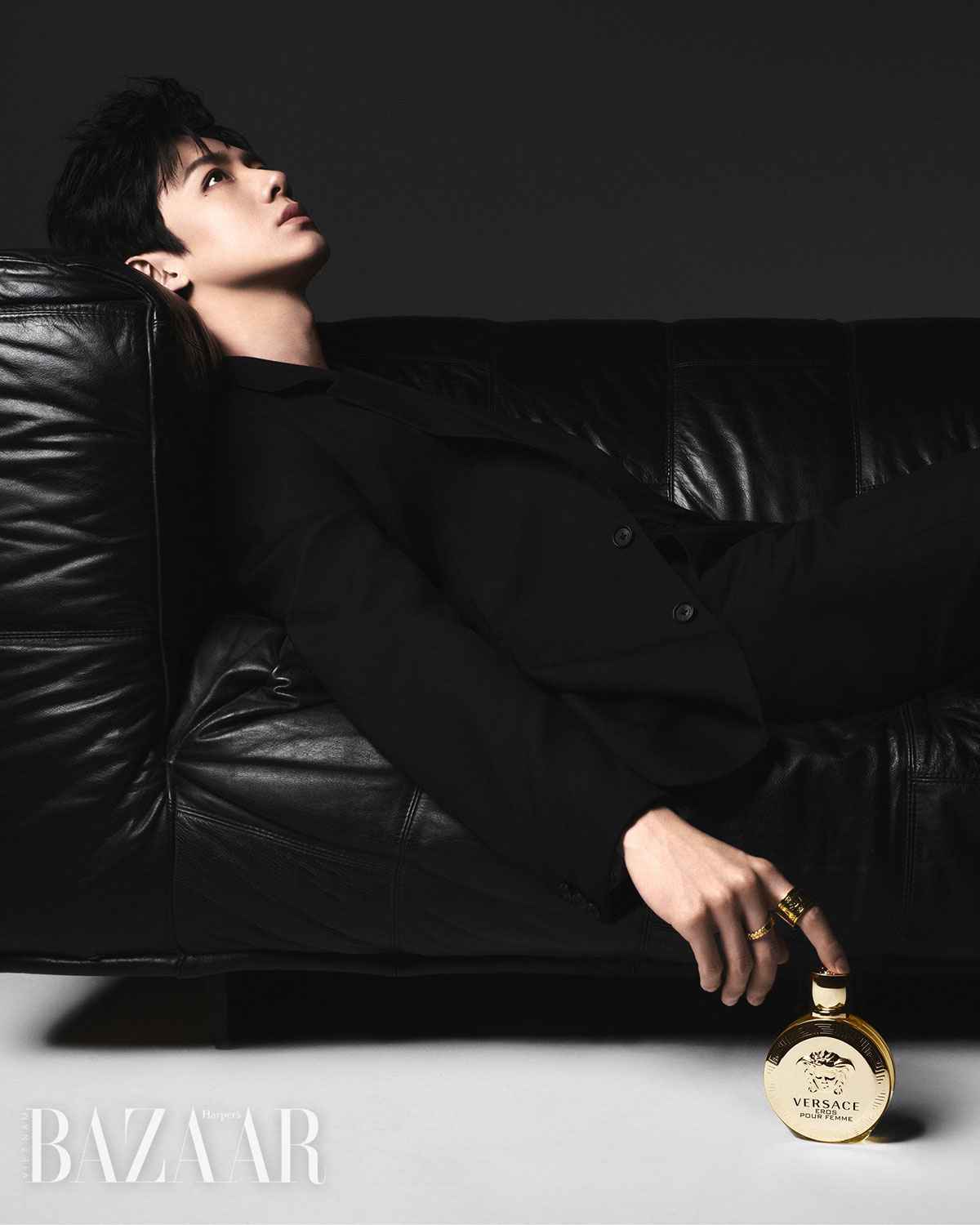 Versace chọn Bạch Kính Đình là đại sứ nước hoa toàn cầu