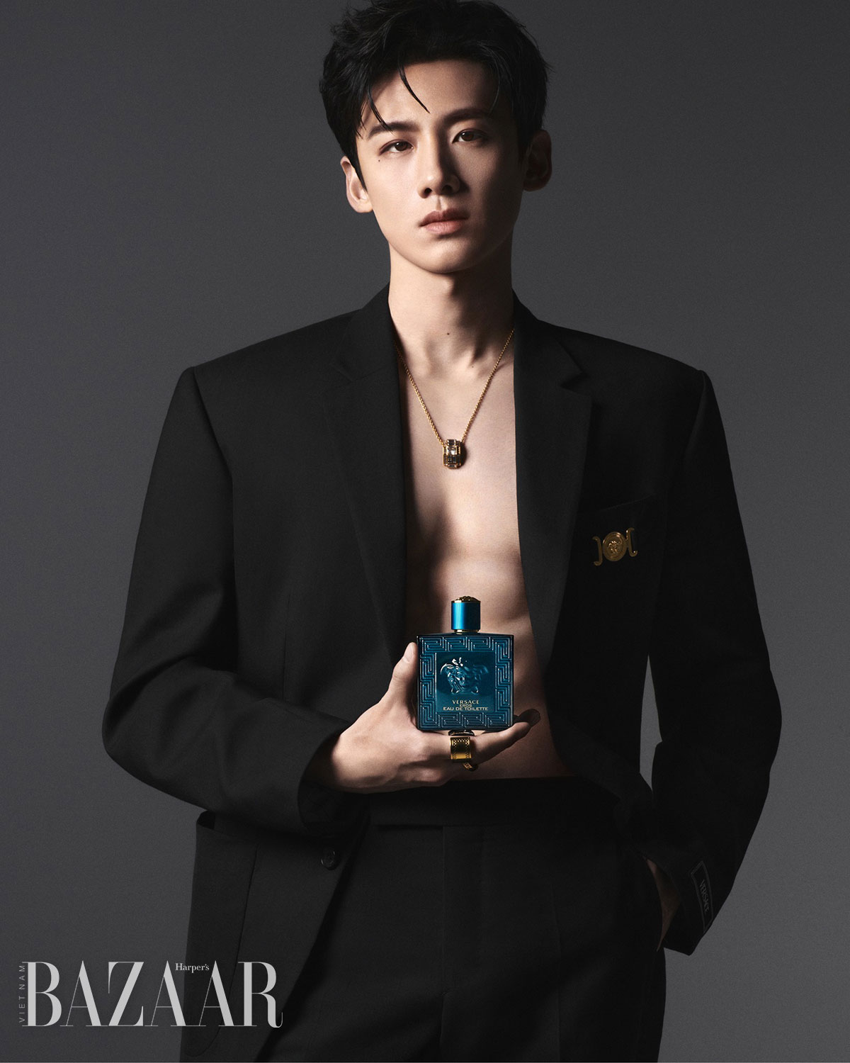 Versace chọn Bạch Kính Đình là đại sứ nước hoa toàn cầu