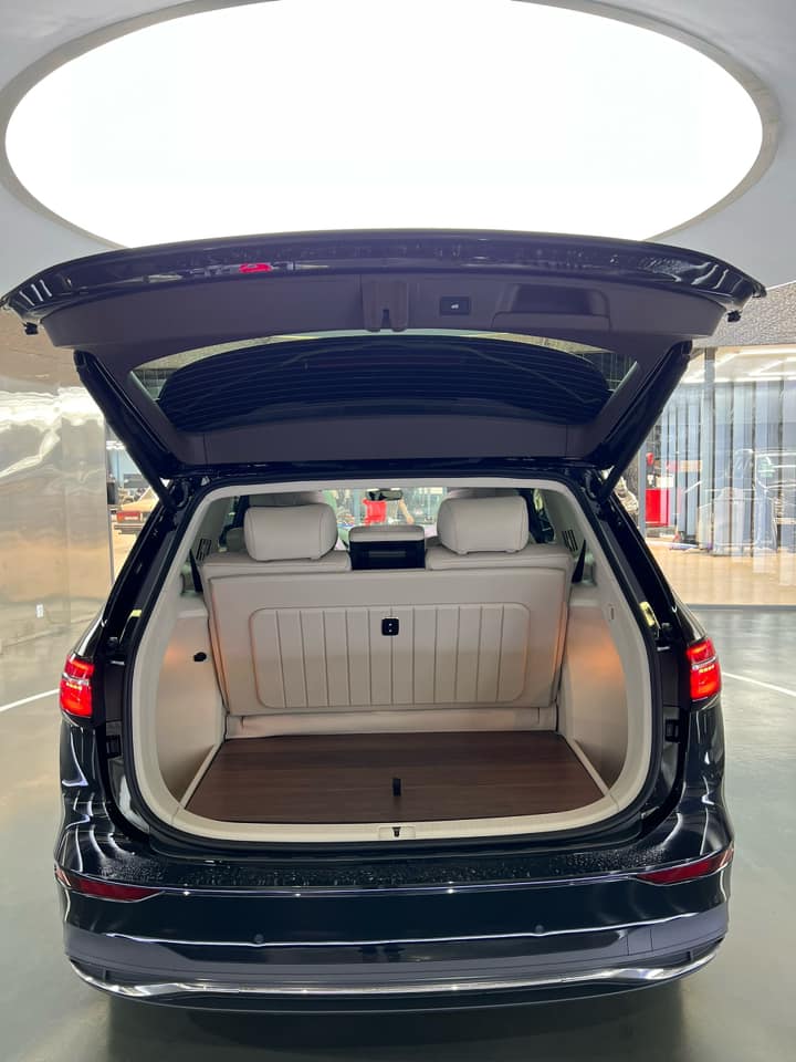 Trấn Thành sắm VW Viloran bản base nhưng có trang bị khủng hơn bản full: Ghế thương gia xoay 360 độ, sàn gỗ, trần sao kiểu Rolls-Royce