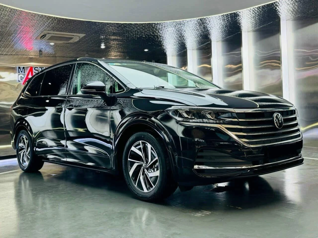 Làm phim bội thu, Trấn Thành tậu thêm Volkswagen Viloran mới nhập từ Trung Quốc