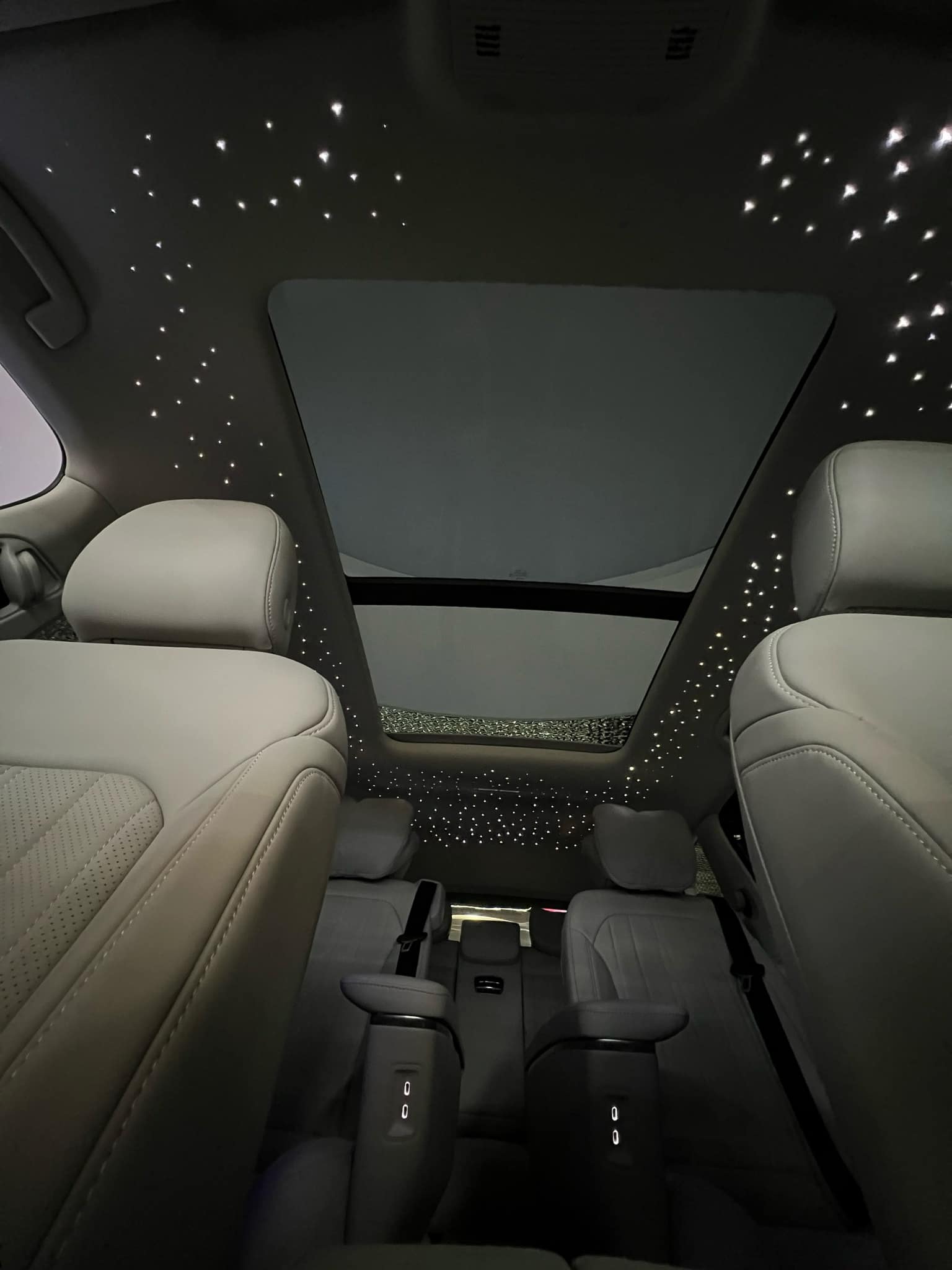 Trấn Thành sắm VW Viloran bản base nhưng có trang bị khủng hơn bản full: Ghế thương gia xoay 360 độ, sàn gỗ, trần sao kiểu Rolls-Royce