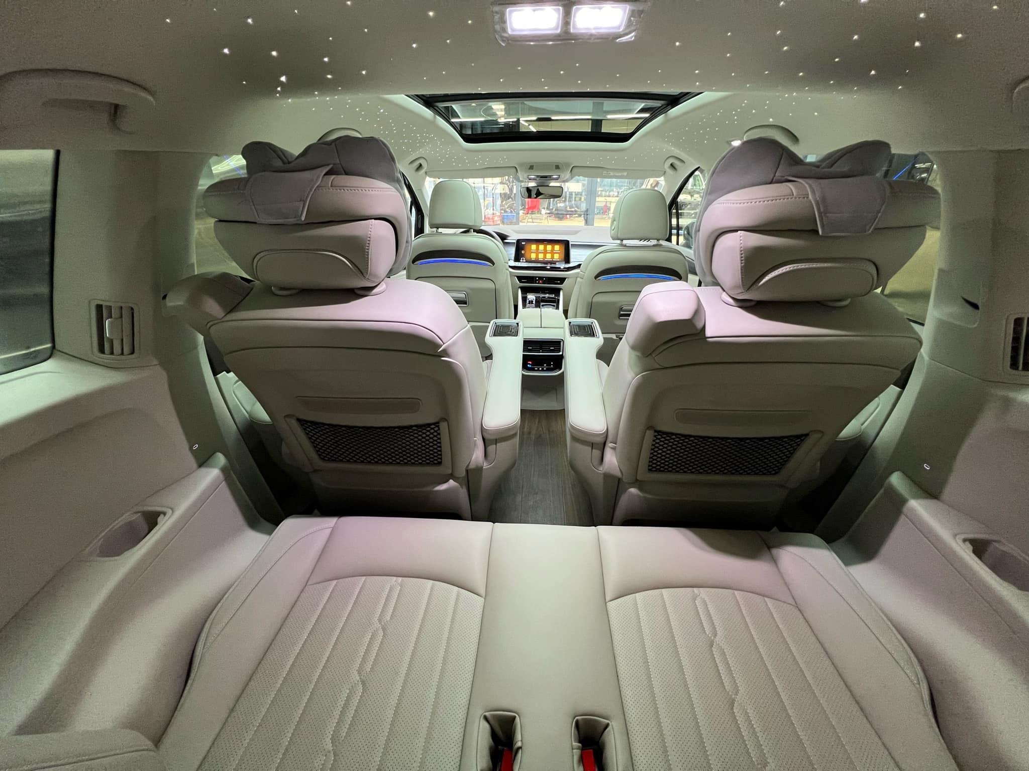 Trấn Thành sắm VW Viloran bản base nhưng có trang bị khủng hơn bản full: Ghế thương gia xoay 360 độ, sàn gỗ, trần sao kiểu Rolls-Royce