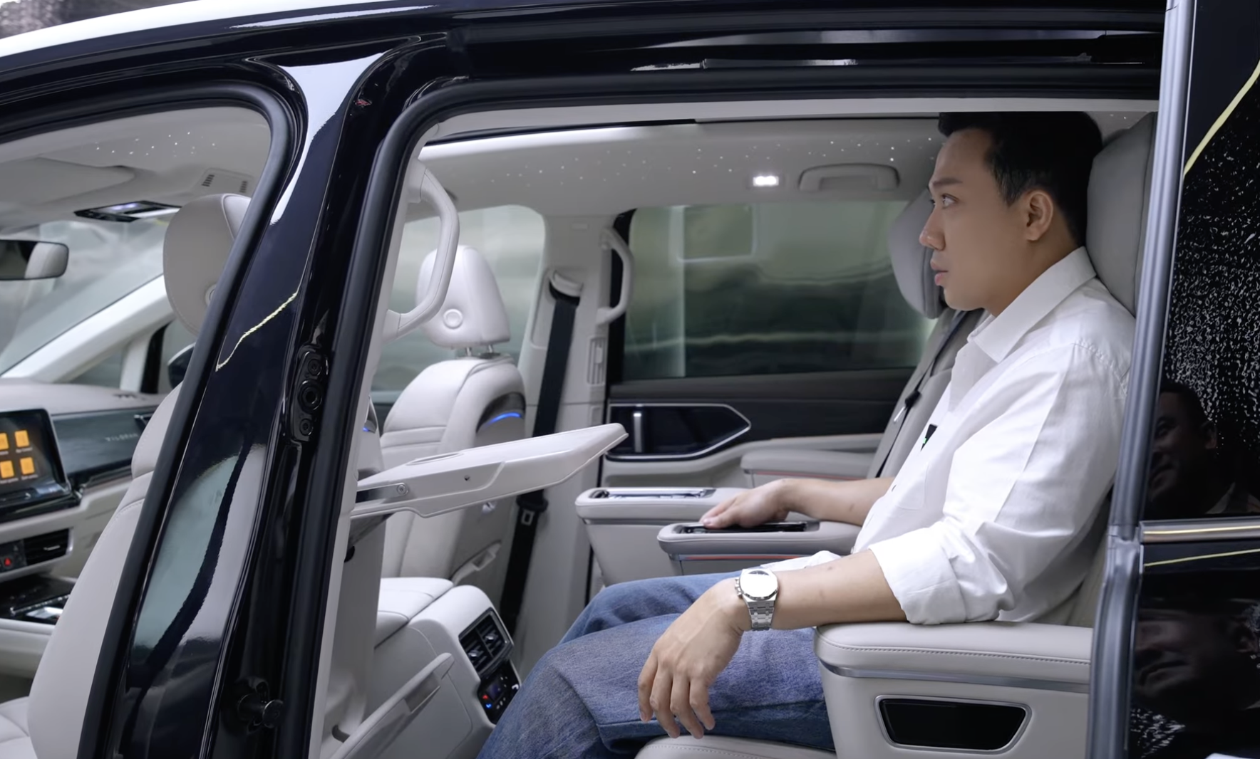Trấn Thành sắm VW Viloran bản base nhưng có trang bị khủng hơn bản full: Ghế thương gia xoay 360 độ, sàn gỗ, trần sao kiểu Rolls-Royce