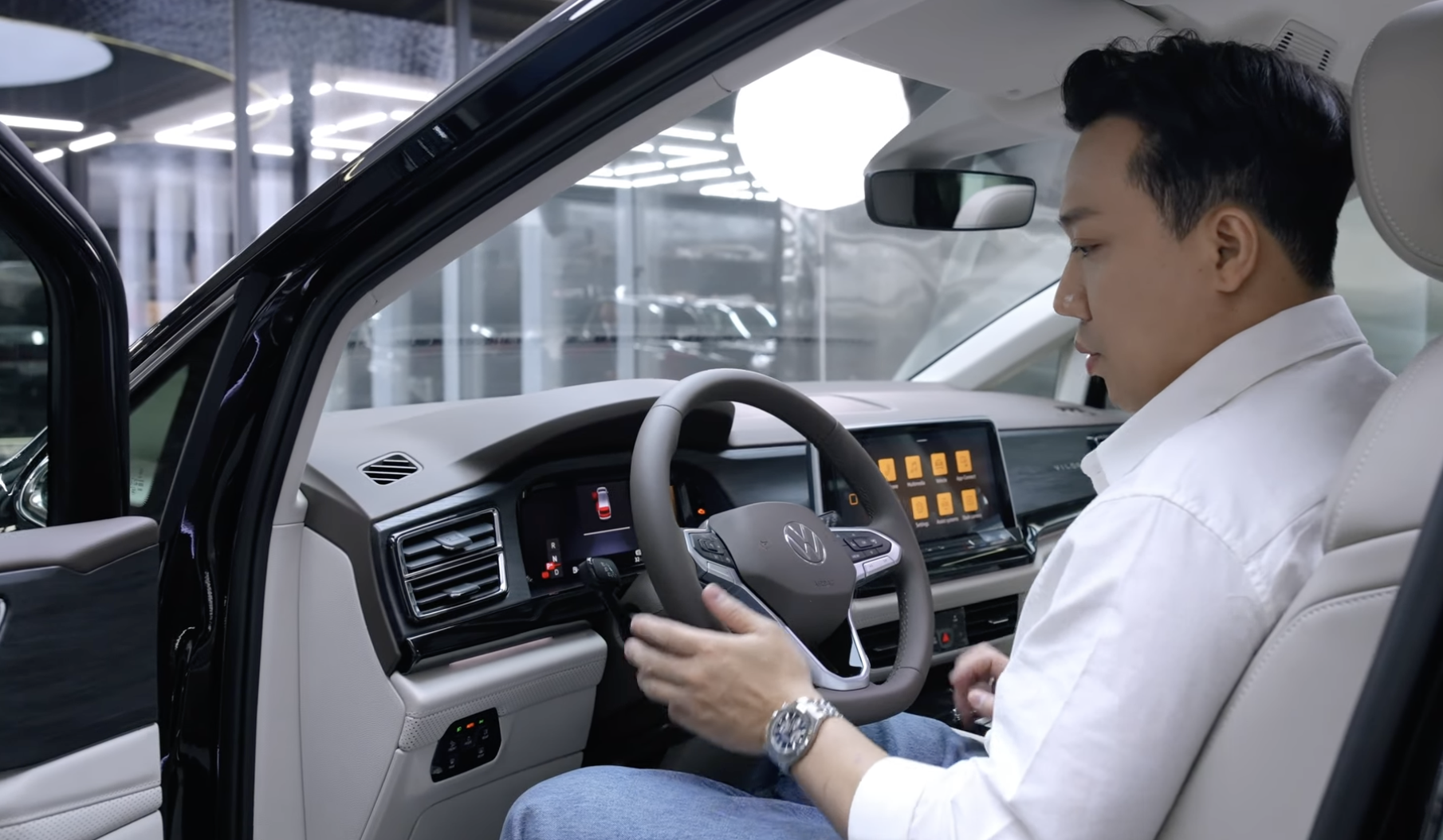 Trấn Thành sắm VW Viloran bản base nhưng có trang bị khủng hơn bản full: Ghế thương gia xoay 360 độ, sàn gỗ, trần sao kiểu Rolls-Royce