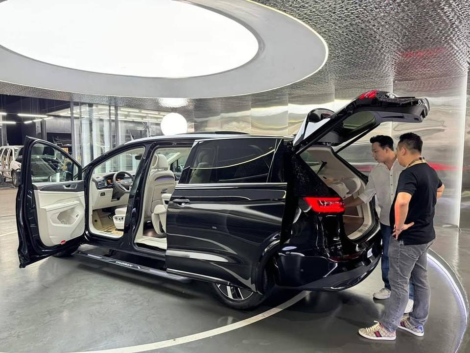 Vợ chồng Trấn Thành và Hari Won chi chục tỷ đồng sắm xe