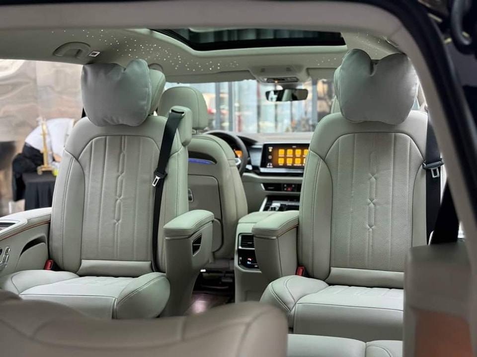 Vợ chồng Trấn Thành và Hari Won chi chục tỷ đồng sắm xe