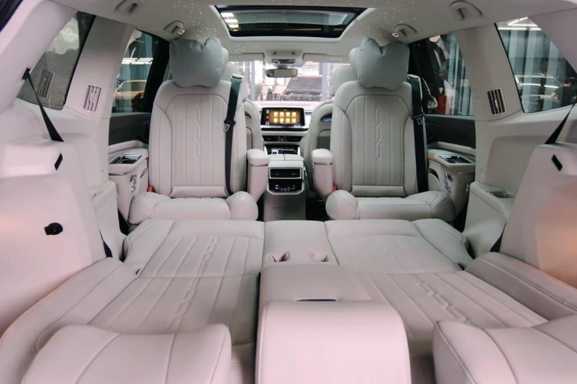Trấn Thành tậu MPV Volkswagen Viloran, độ thêm trang bị đúng chuẩn ‘xe chủ tịch’