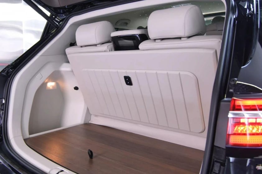 Trấn Thành tậu MPV Volkswagen Viloran, độ thêm trang bị đúng chuẩn ‘xe chủ tịch’
