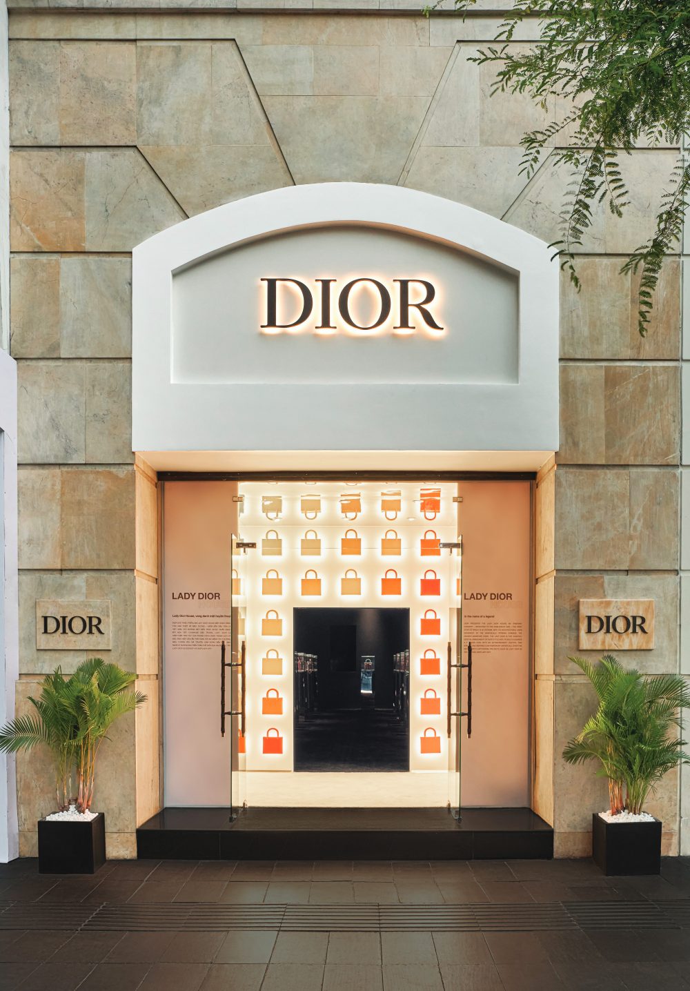 Các nghệ sĩ Việt hào hứng check-in triển lãm Lady Dior House