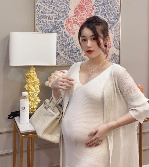 Đi đẻ sướng như thế sao? Rich mom Sài thành khoe “cơm cữ” và phòng nghỉ sau sinh sang xịn như resort 5 sao khiến dân tình choáng ngợp