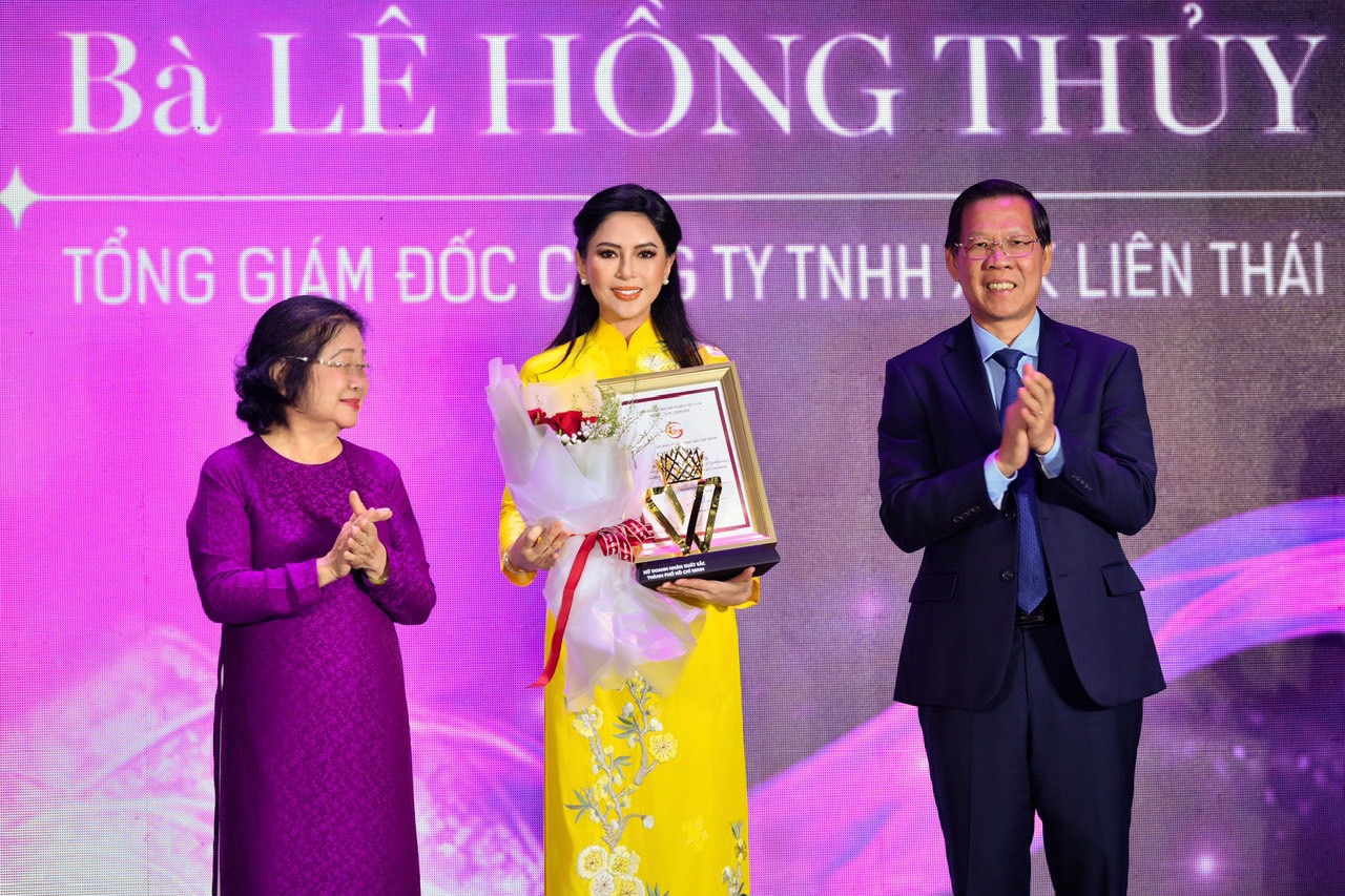 Bà Trương Mỹ Hoa và ông Phan Văn Mãi trao bằng khen cho doanh nhân Lê Hồng Thủy Tiên