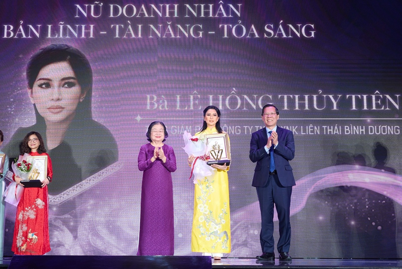 Bà Trương Mỹ Hoa và ông Phan Văn Mãi trao bằng khen cho doanh nhân Lê Hồng Thủy Tiên