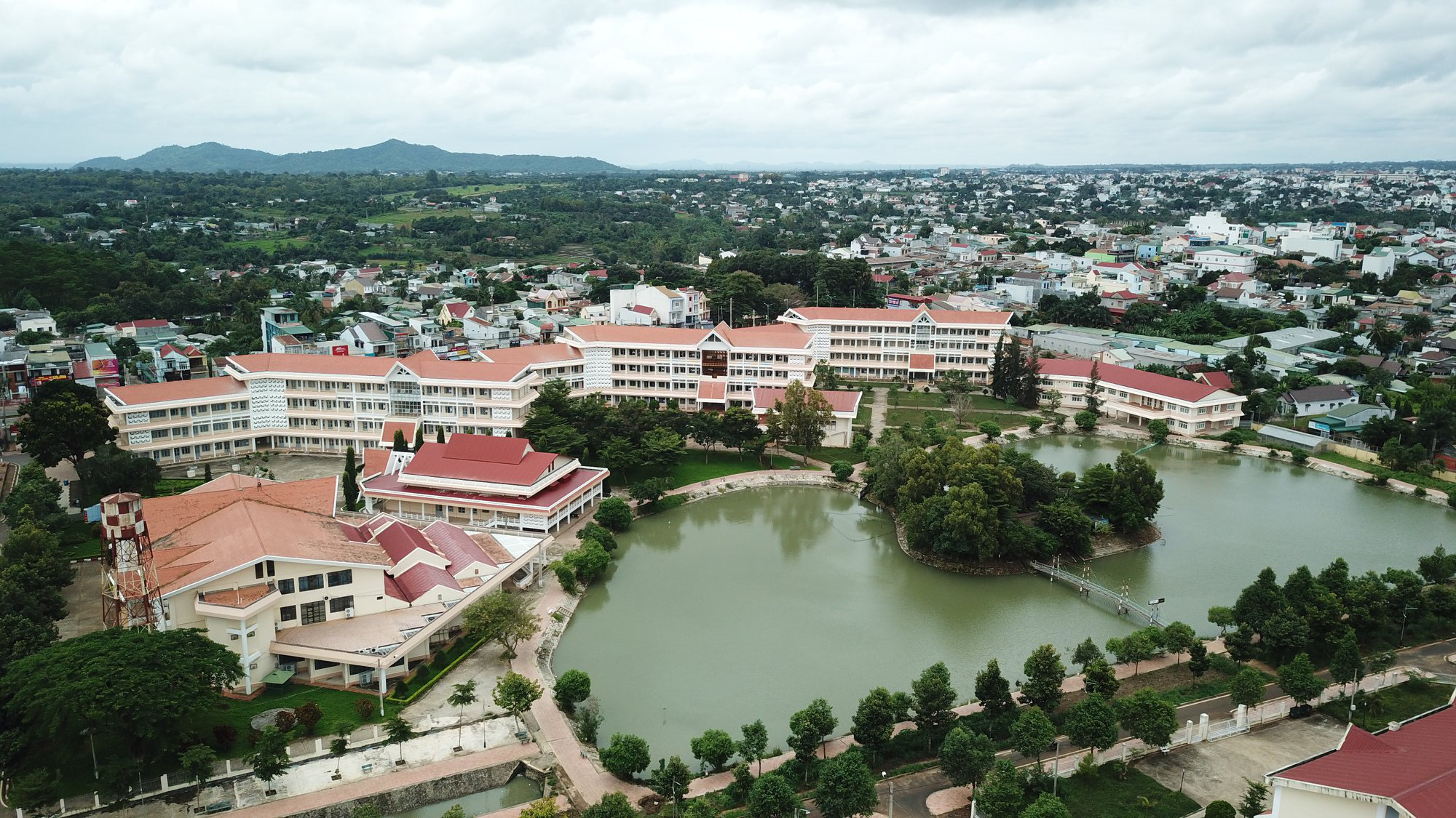 Không phải NEU hay FTU, trường ĐH này mới là "bệ phóng" giúp ông Đặng Lê Nguyên Vũ trở thành "tỷ phú cà phê": Học phí dưới 25 triệu/năm, nhiều ngành 15 điểm là đỗ