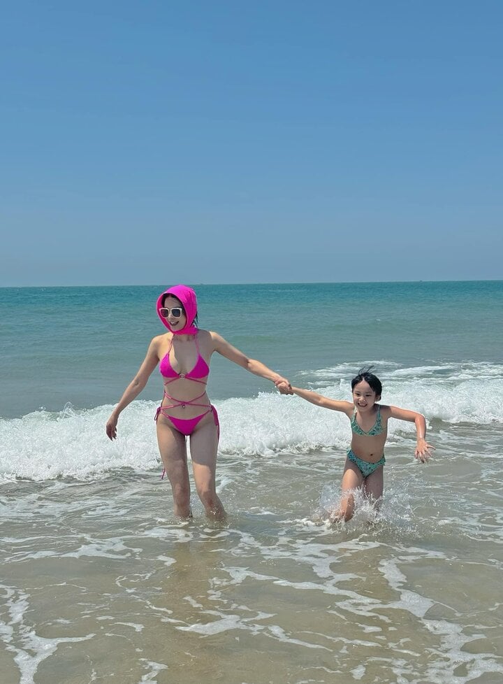 "Mẹ hai con" Diệp Lâm Anh khoe dáng nuột nà với bikini