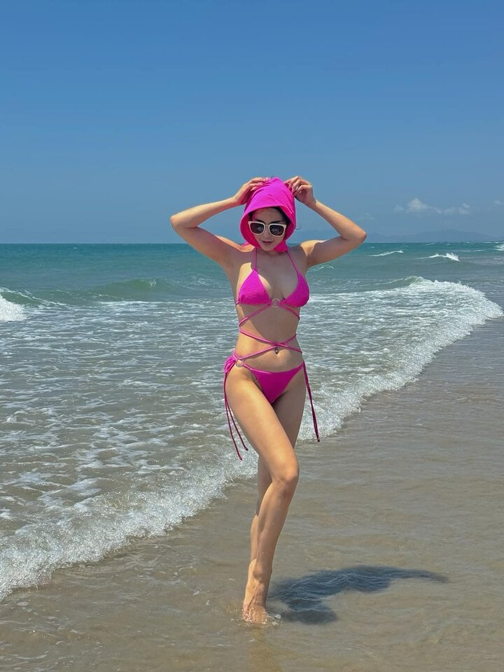 "Mẹ hai con" Diệp Lâm Anh khoe dáng nuột nà với bikini