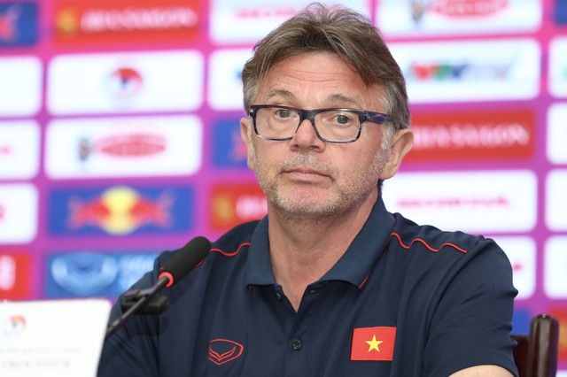 VFF chốt số tiền đền bù hợp đồng cho HLV Troussier
