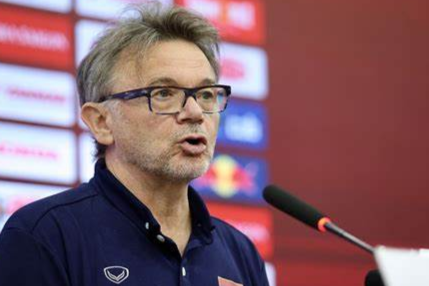 VFF chốt số tiền đền bù hợp đồng cho HLV Troussier